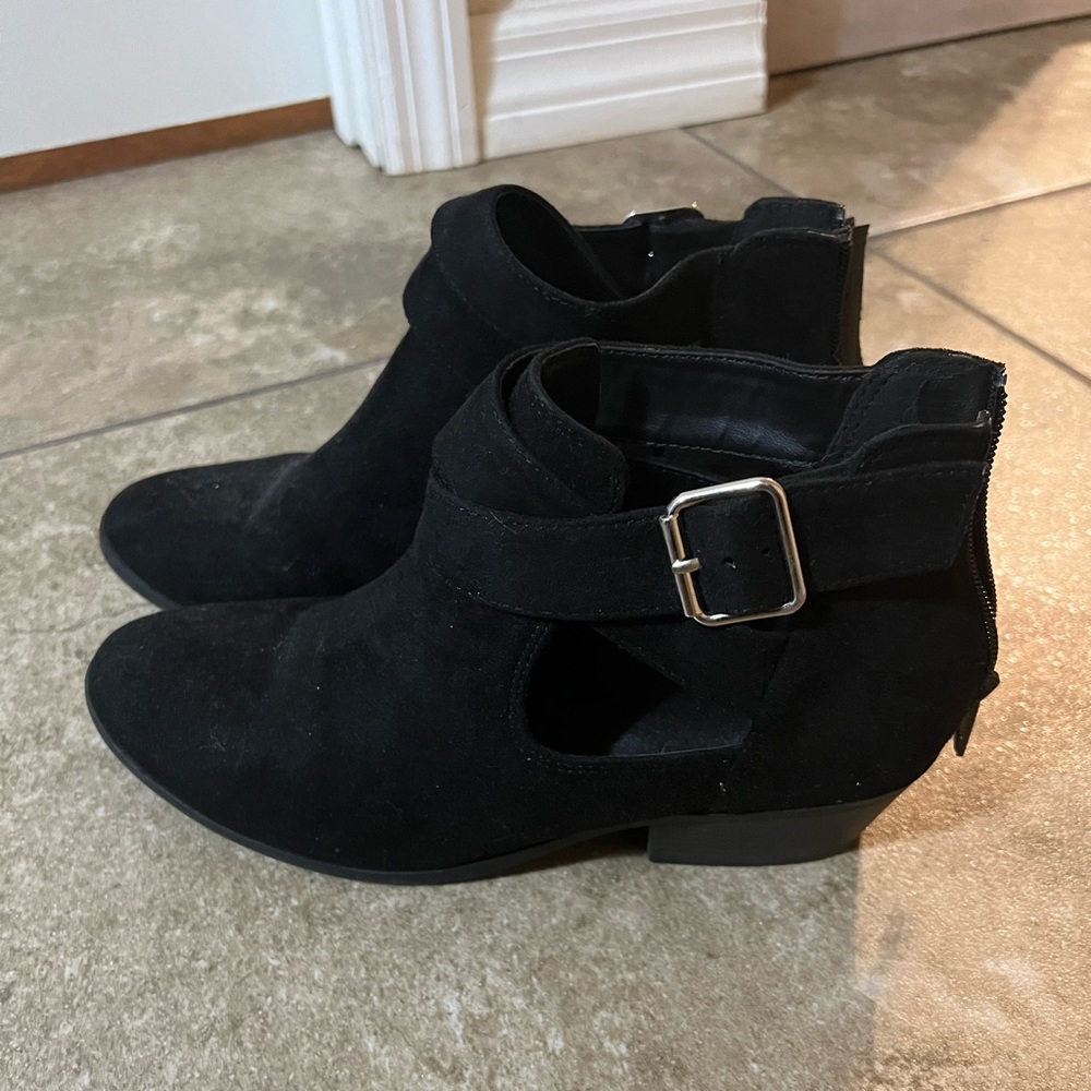 Black boots size 7